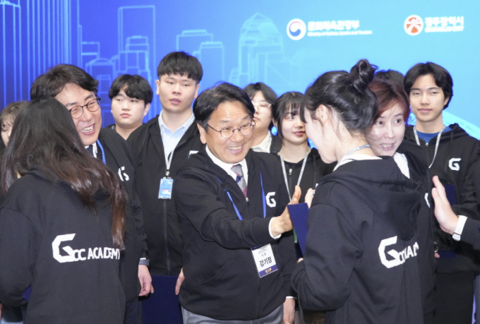 강기정 광주광역시장이 12일 오후 남구 광주실감콘테츠큐브(GCC)에서 열린 GCC사관학교 입교식에 참석해 교육생들에게 학생증을 수여한 뒤 하이파이브를 하고 있다./사진=광주시