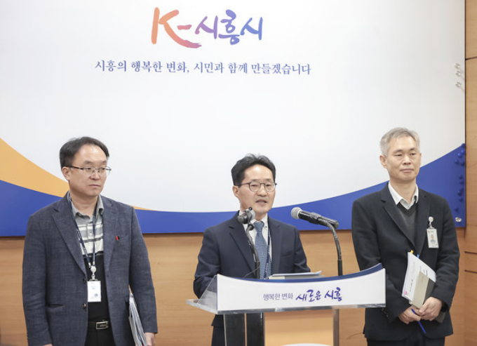 백종만 시흥시 경제국장(가운데)이 13일 시청 브리핑룸에서 엄계용 일자리과장(오른쪽)과 김주배 기업지원과장이 배석한 가운데 지역경제 활성화 정책에 대해 설명하고 있다. / 사진제공=시흥시