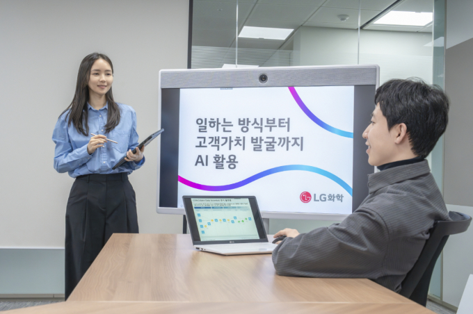LG화학이 인공지능(AI) 활용 업무를 확대하고 있다. 사진은 코딩 없이 활용 가능한 AI 분석 플랫폼 활용 방법을 교육하는 LG화학 관계자. /사진=LG화학 제공