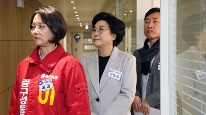 이혜훈 전 국민의힘 의원이 13일 CBS 라디오 '김현정의 뉴스쇼'에 출연해 하태경 의원에 대해 표를 얻기 어려운 후보라고 주장했다. 사진은 지난달 13일 서울 여의도 국민의힘 당사에서 공천 심사를 위한 면접장에 들어서는 이 전 의원(가운데). /사진=뉴스1