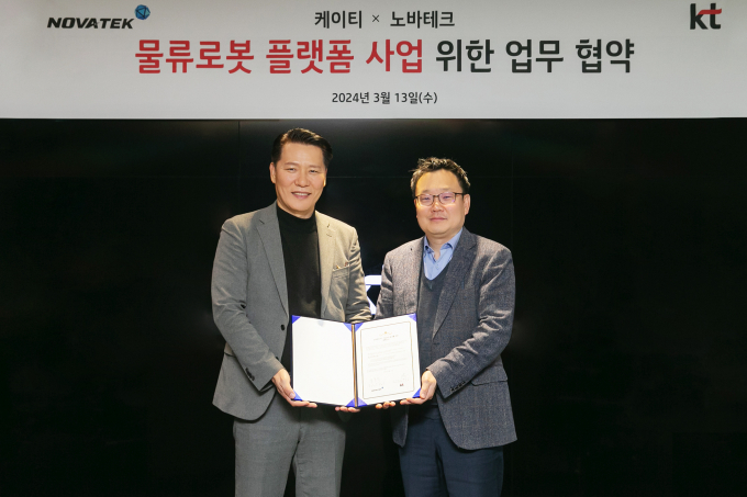 이상호 KT AI 로봇사업단장(오른쪽)과 송동석 노바테크 대표가 ‘물류로봇 플랫폼사업’을 위한 업무협약 체결 후 기념사진 촬영에 임하고 있다. /사진=KT