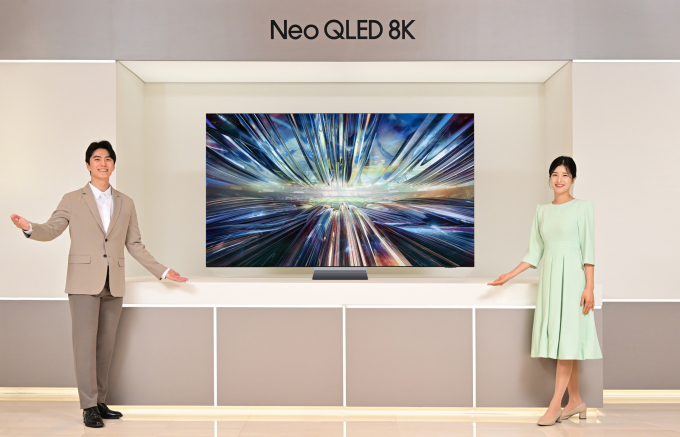 성전자 모델이 역대급 성능의 '3세대 AI 8K 프로세서'를 탑재한 2024년형 네오 QLED 8K TV 신제품을 소개하고 있다. / 사진=삼성전자