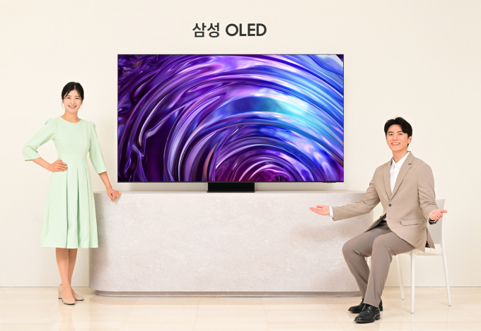 삼성전자 모델이 빛 반사를 줄여 몰입감 있는 시청겸헝을 제공하는 2024년형 삼성 OLED를 소개하고 있다. / 사진=삼성전자