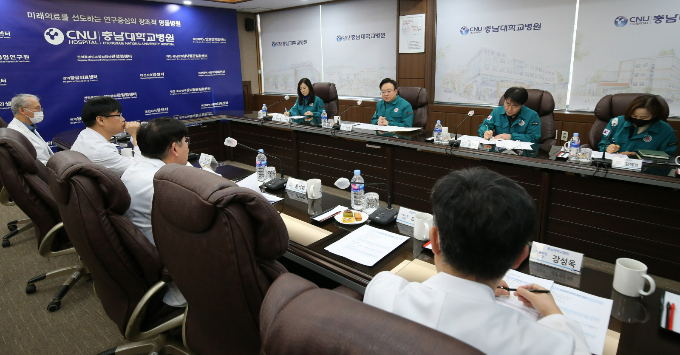 전공의에 이어 전국 의대 교수들도 집단행동에 동참하고 있는 가운데 충남대 의대·병원·세종충남대병원 교수 비상대책위원회도 사직 카드를 꺼내 들었다. 조규홍 보건복지부 장관이 지난 달 26일 충남대병원에서 간담회를 갖고 있다. 사진은 기사와 직접적 연관 없음. /사진=뉴스1