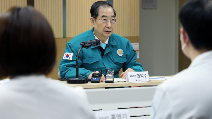 한덕수 국무총리가 13일 오전 정부세종청사에서 열린 의사 집단행동 중대본 회의에서 의과대학 교수들을 향해 집단행동이 아닌 제자들이 환자 곁으로 돌아올 수 있도록 설득해달라고 당부했다. 사진은 지난 11일 서울 영등포 명지성모병원을 방문한 한 총리. /사진=뉴스1