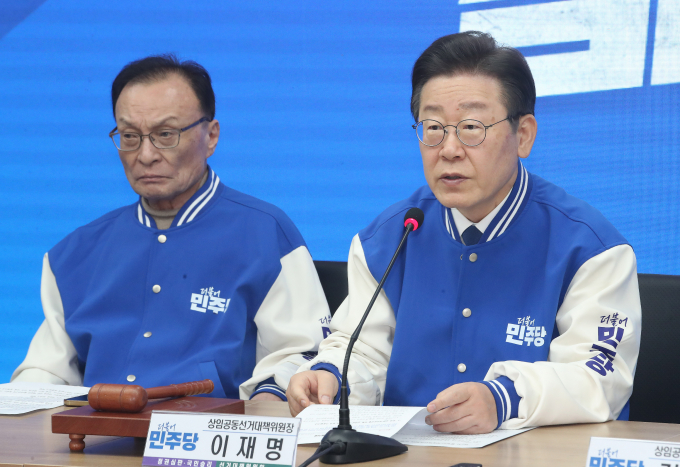 13일 이재명 더불어민주당 대표가 오는 4월 총선을 앞두고 당 구성원들에게 말과 행동에 신중을 기해달라고 말했다. 사진은 이 대표(오른쪽)가 13일 서울 여의도 민주당 중앙당사에서 열린 제2차 중앙선거대책회의에서 발언하는 모습. /사진=뉴스1