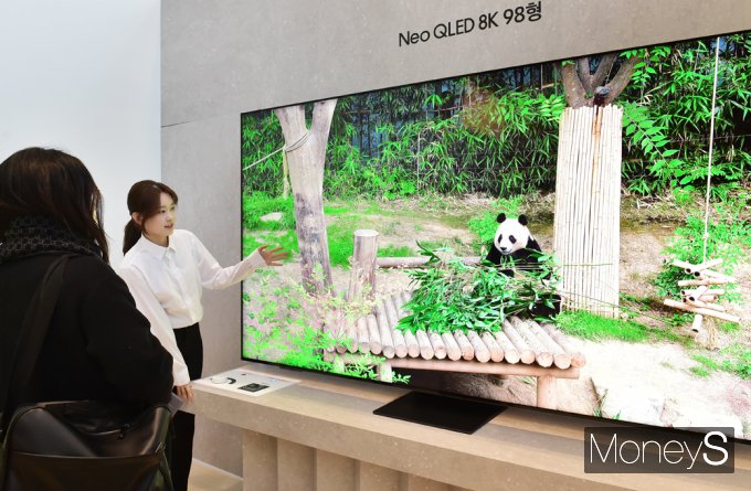 [머니S포토] 삼전 'Unbox & Discover 2024' 크리스털 UHD 추가된 98형
