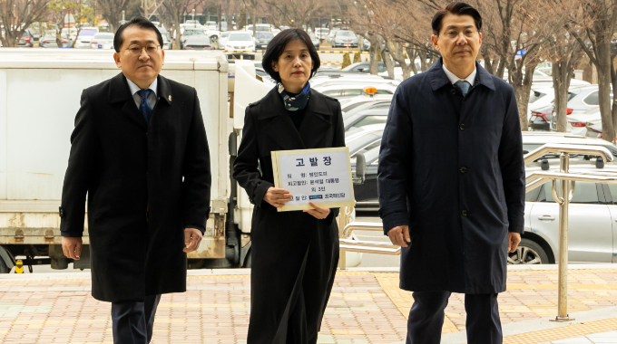 고위공직자범죄수사처(공수처)가 13일 이종섭 주호주 대사의 출국금지를 두고 각종 시민 단체와 야당이 윤석열 대통령 등을 고발한 사건을 사건 수사팀에 배당했다. 사진은 지난 11일 조국혁신당이 경기 과천시 공수처에 고발장을 제출하는 모습. /사진=뉴시스