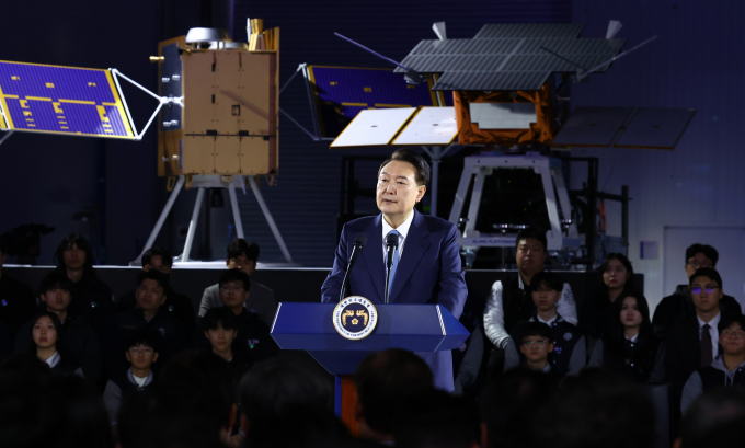 13일 윤석열 대통령이 '우주산업 클러스터' 출범 행사에서 오는 2027년까지 우주개발 예산을 1조5000억원 이상으로 확대하겠다고 말했다. 사진은 윤 대통령이 13일 경남 사천 한국항공우주산업에서 열린 대한민국 우주산업 클러스터 출범식에서 축사하는 모습. /사진=뉴시스