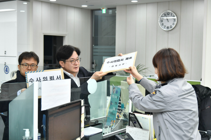 김병수 김포시장(오른쪽)과 유세연 김포시청 공무원노동조합위원장(왼쪽)이 13일 김포경찰서를 찾아 공무원 사망과 관련, 수사 의뢰서를 제출했다./사진제공=김포시청 