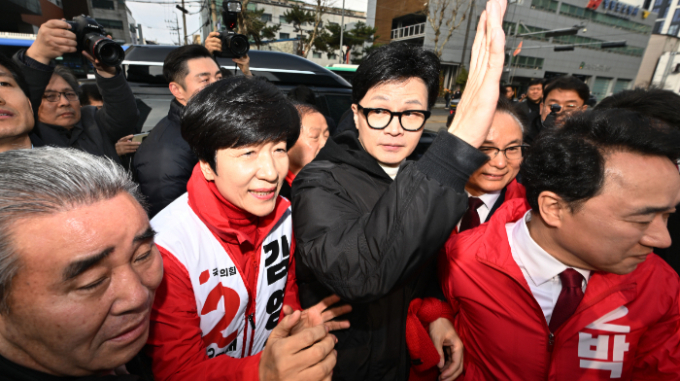 국민의힘 지지율이 주춤하자 한동훈 국민의힘 비상대책위원장의 전략 부재에 대한 지적이 제기됐다. 사진은 12일 서울 영등포구 타임스퀘어광장에서 시민들에게 인사하는 한동훈 국민의힘 비상대책위원장. /사진=뉴스1