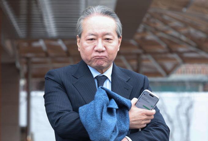 음주운전 사망사고를 내 실형을 선고받은 주수호 의협 비대위 언론홍보위원장이 회장 선거와 관련 피선거권 자격 논란을 빚고 있다.  주 위원장이 지난 11일 오후 서울 종로구 서울경찰청 자하문로별관 사이버수사과에서 고소인 조사를 마치고 나오고 있는 모습으로 기사의 직접적인 내용과 무관. /사진=뉴스1