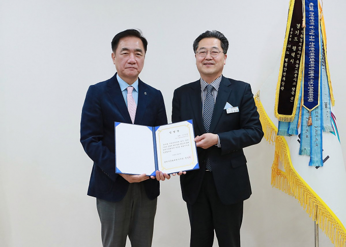  평택시문화재단 이사장인 정장선 평택시장(왼쪽)이 평택시문화재단 이상균 대표(오른쪽)에게 임명장을 수여하고 사진 촬영을 하고 있다. / 사진제공=평택시문화재단