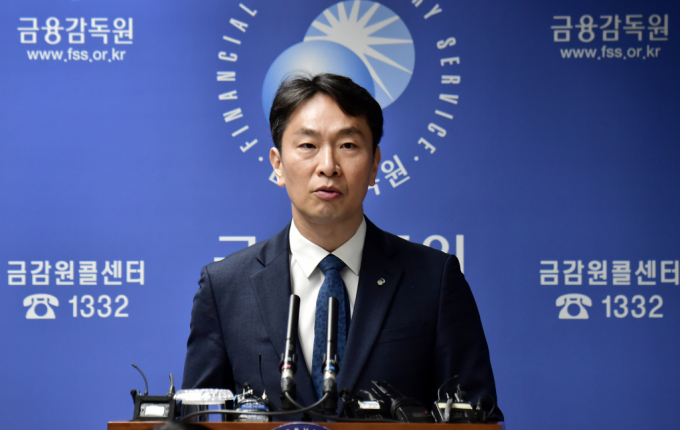 이복현 금융감독원장은 13일 "홍콩H지수 연계 ELS 등 고난도 상품 판매에 관련해 당국이 보다 면밀히 감독하지 못했다"며 "정부와 당국을 대표해 송구하다는 말씀을 드린다"고 말했다.사진은 이복현 금감원장./사진=임한별(머니S)