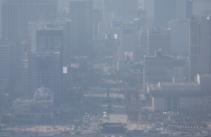 오는 14일 일교차가 큰 환절기 날씨가 예상된다. 사진은 서울지역 초미세먼지 농도가 나쁨 수준을 보인 지난 4일 오전 서울 북악산에서 바라본 광화문 일대. /사진=뉴시스