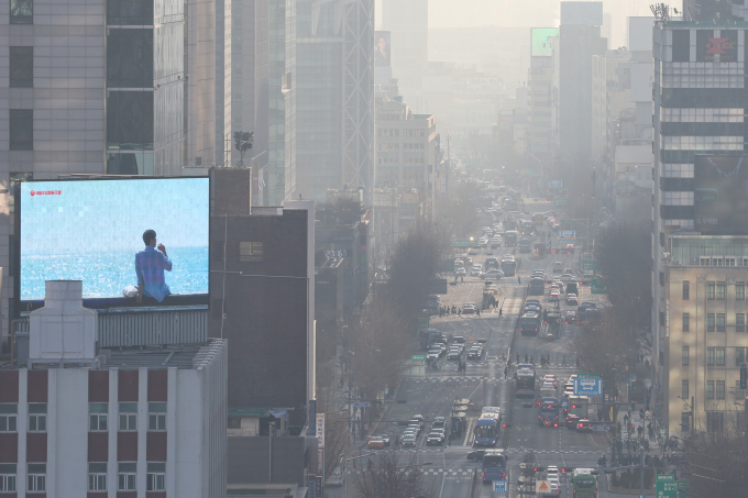 14일 일교차가 크고 미세먼지 농도가 높을 것으로 보인다. 사진은 전국 대부분 지역에서 초미세먼지 농도가 '나쁨' 수준을 보인 지난 4일 오전 서울 종로구 일대. /사진=뉴스1
