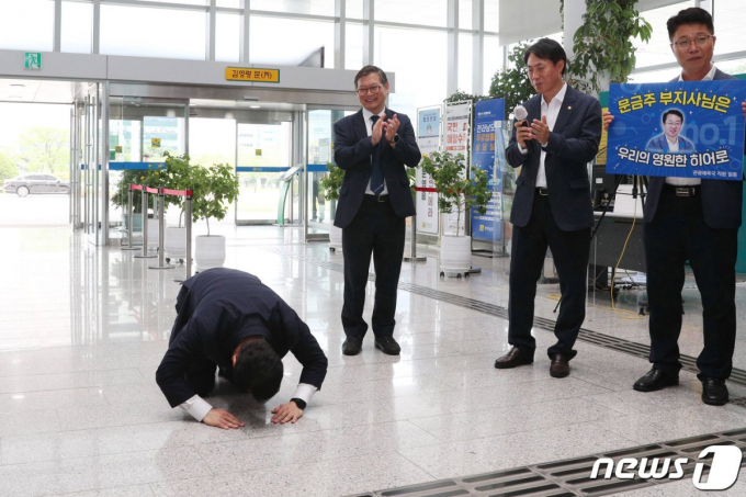 문금주 전라남도 제42대 행정부지사가 지난해 7월28일 오전 도청 왕인실에서 이임행사를 마친 뒤 도청을 나서며 직원들에게 큰 절을 하고 있다. 장헌번 도 기조실장과 김기홍 관광체육국장(광양 부시장)이 짝수를 치며 문 부지사의 앞날을 응원하고 있다./뉴스1