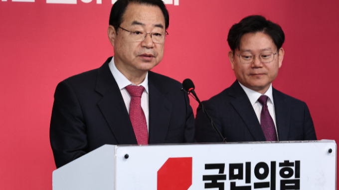국민의힘이 서울 강남과 일부 영남권 등 지역구 5곳의 후보를 뽑는 '국민추천제' 면접을 실시해 최대한 빨리 결과를 발표할 것이라 말했다. 사진은 지난 8일 오전 서울 여의도 중앙당사에서 공천 심사 결과를 발표하는 정영환 국민의힘 공천관리위원장. /사진=뉴스1