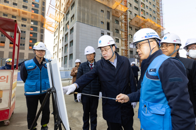 오병권 경기도 행정1부지사(뒷줄 3번째)는 대규모 공공사업의 지방재정 신속집행 추진상황 점검을 위해 13일 안양냉천 주거환경개선사업 현장을 방문해 적극적인 재정집행을 당부했다. / 사진젣공=경기도