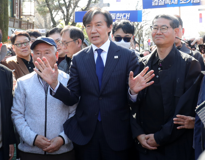 13일 조국 조국혁신당 대표가 윤재옥 국민의힘 원내대표의 방탄동맹 발언을 비판했다. 사진은 조 대표(가운데)가 13일 전북 전주시 한옥마을을 찾아 전주 시민들과 인사를 나누는 모습. /사진=뉴스1