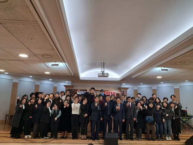 성남시 발달장애인 부모합창단 창단식이 13일 분당구 야탑동 할렐루야교회에서 열려 관계자들이 기념사진을 찍고 있다. / 사진제공=성남시