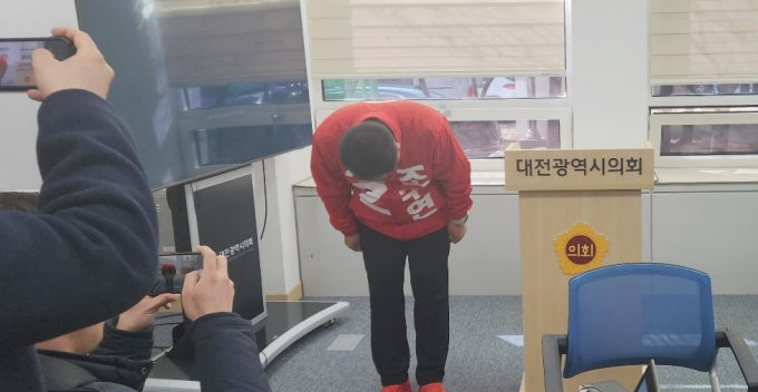 13일 국민의힘 조수연 후보(대전 서구갑)가 지난 2017년 8월25일 자신의 페이스북에 올린 일제강점기 옹호 글에 대해 사죄했다. 사진은 조 후보가 13일 대전시의회 기자실에서 사과문을 발표하고 머리를 숙이는 모습. /사진=뉴스1