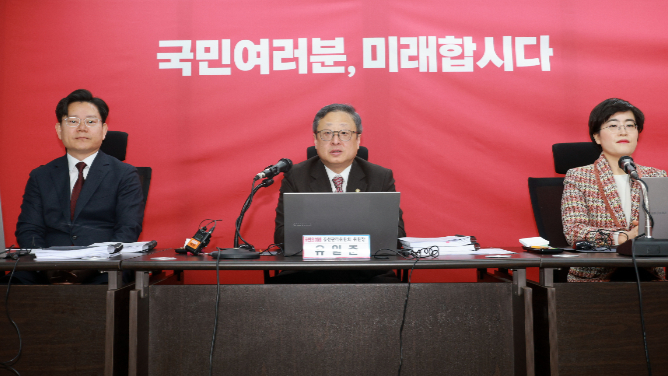 국민의힘이 소속 비례대표 국회의원 8명을 비례대표 위성정당인 국민의미래로 보내기로 결정했다. 사진은 지난 12일 오전 서울 여의도 국민의미래 중앙당사에서 열린 비례대표 면접심사에서 발언하는 유일준 국민의미래 공천관리위원장. /사진=뉴스1