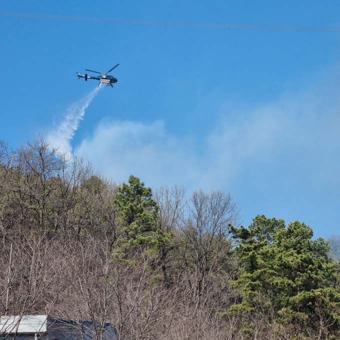 13일 오후 1시  21분경 발생한 화성시 중동 산77번지 무봉산 자락에서 발생한 산불이 화성시와 소방당국의 신속한 대응으로 진화가 완료됐다. / 사진제공=화성시