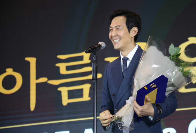 배우 이정재가 제작사 래몽래인 유상증자에 참여했다. 사진은 이정재가 지난해 10월24일 서울 고덕동 스테이지28에서 열린 제13회 아름다운 예술인상 시상식에서 영화예술인상을 수상한 모습. /사진=뉴스1