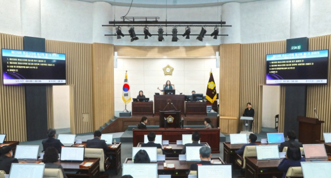 화성시의회가 13일 오전 11시 본회의장에서 제229회 임시회 제1차 본회의를 개최한 가운데 김경희 의장이 의사봉을 두드리고 있다. / 사진제공=화성시의회