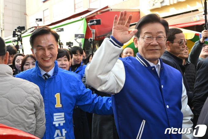 이재명 더불어민주당 대표가 13일 서울 동작구 남성사계시장에서 동작을 류삼영 후보 지지를 호소하며 시민들과 인사를 나누고 있다. (공동취재) 2024.3.13/뉴스1 ⓒ News1 구윤성 기자
