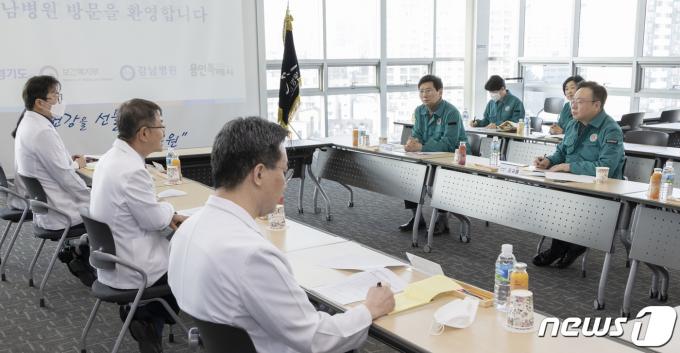 [사진] 응급의료센터 의료진들과 간담회 하는 조규홍 복지부 장관