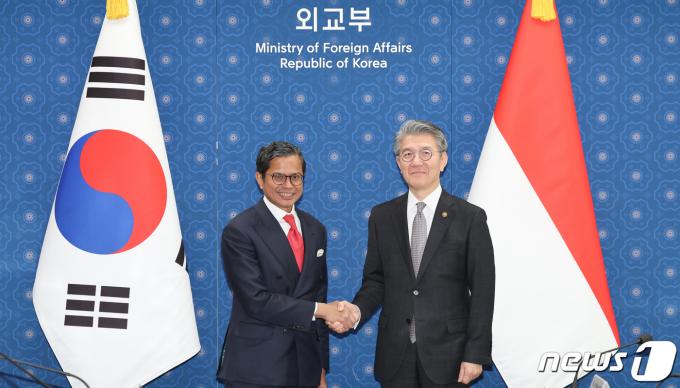 김홍균 외교부 제1차관이 13일 서울 종로구 외교부 청사에서 열린 제2차 한-인니 차관급 전략대화에서 파할라 누그라하 만수리 인도네시아 외교차관과 인사하고 있다. 2024.3.13/뉴스1 ⓒ News1 허경 기자