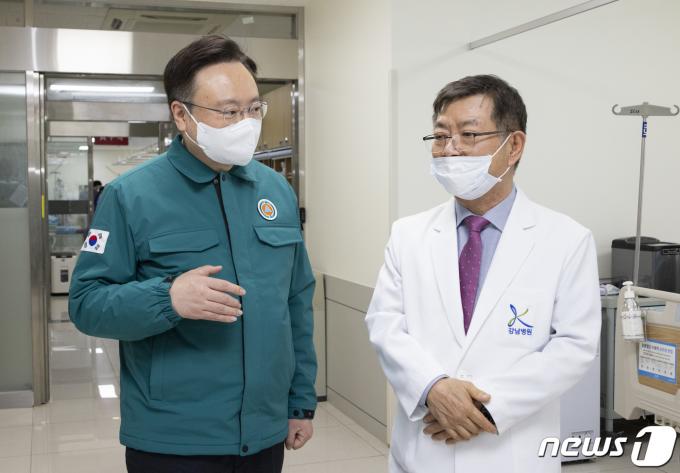 [사진] 응급의료센터 찾은 조규홍 복지부 장관