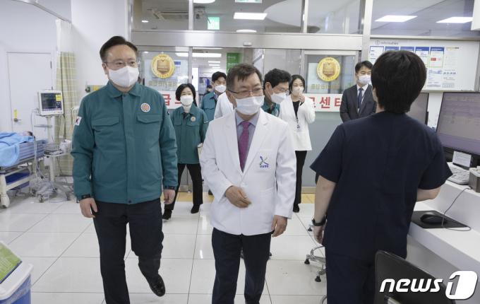 [사진] 응급의료센터 찾은 조규홍 복지부 장관