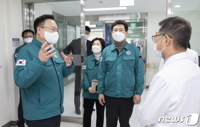 [사진] 조규홍 복지부 장관, 응급의료센터 비상진료체계 점검