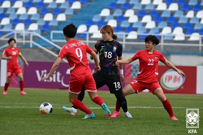 [사진] 북한 수비에 둘러싸인 원채은