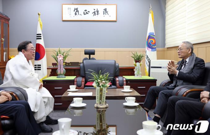 [사진] 김령하 한국민족종교협의회장 예방하는 유인촌 장관