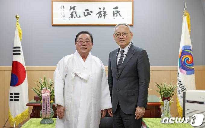 [사진] 김령하 한국민족종교협의회장 만난 유인촌 장관
