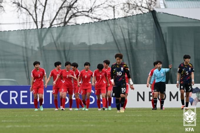 [사진] 아쉬움 가득한 U-20 여자 축구 선수들