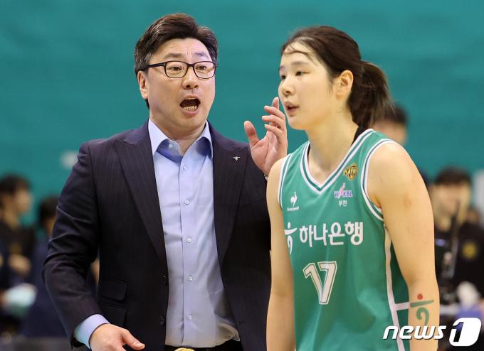 [사진] 작전 지시하는 김도완 감독