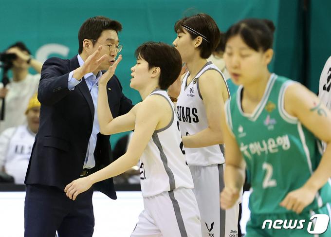 [사진] 선수들 독려하는 김완수 감독