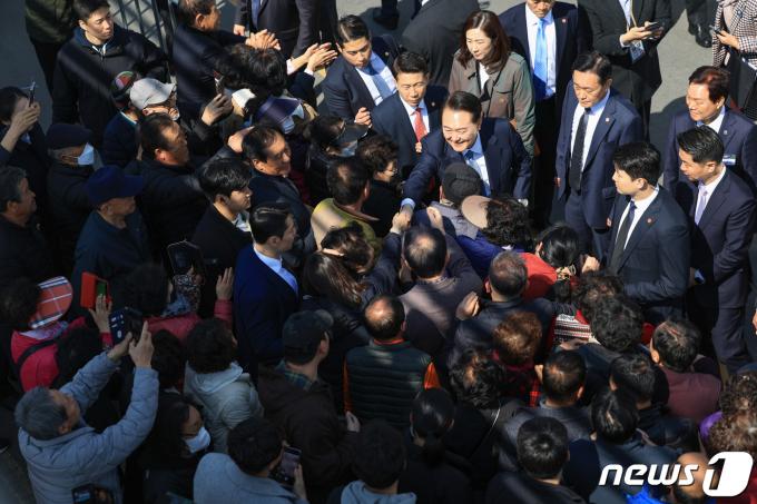 윤석열 대통령이 13일 경남 사천시 삼천포 용궁수산시장을 찾아 상인 및 시민들과 인사를 나누고 있다. (대통령실 제공) 2024.3.13/뉴스1 ⓒ News1 오대일 기자