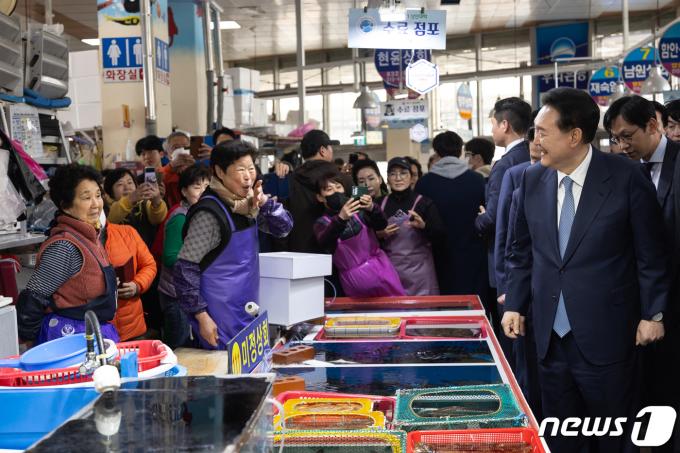 윤석열 대통령이 13일 경남 사천시 삼천포 용궁수산시장을 찾아 상인들과 인사를 나누고 있다. (대통령실 제공) 2024.3.13/뉴스1 ⓒ News1 오대일 기자