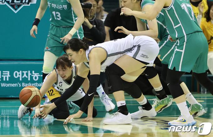 [사진] 양지수·박지수, 볼을 향한 집념