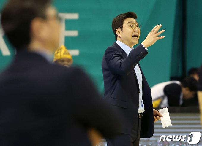 [사진] 김완수 감독, 열정적인 지도
