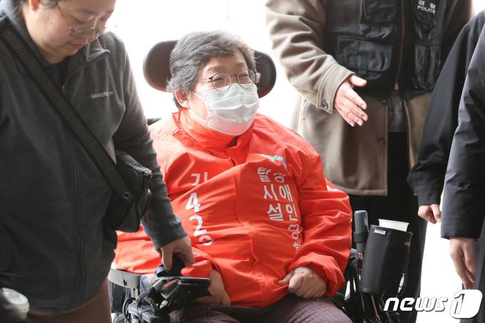 전국장애인차별철폐연대(전장연) 활동가인 이형숙 서울장애인차별철폐연대 공동대표가 13일 오후 서울 서초구 중앙지방법원에서 열린 구속 전 피의자심문(영장실질심사)에 출석하고 있다. 이 공동대표는 지난 11일 오전 8시30분 서울 지하철 4호선 혜화역 승강장에서 시위를 벌이다 퇴거하는 과정에서 경찰을 때린 혐의로 현행범 체포됐다. 2024.3.13/뉴스1 ⓒ News1 신웅수 기자