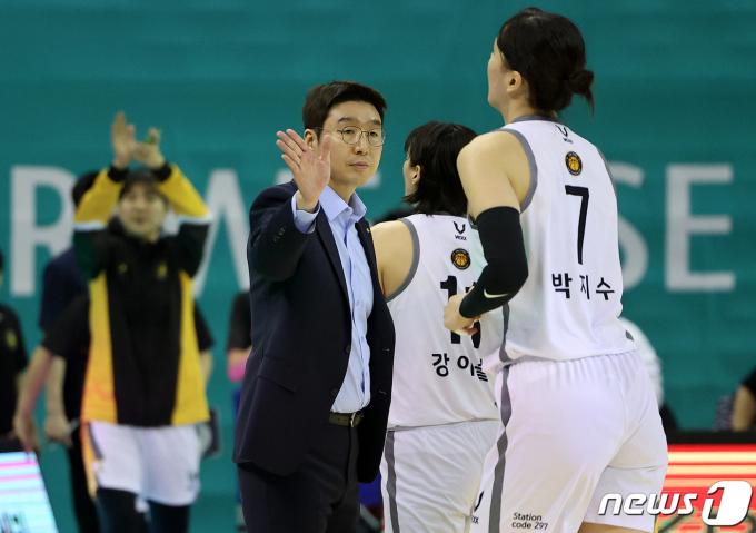 [사진] 김완수 감독, 박지수 최고야!