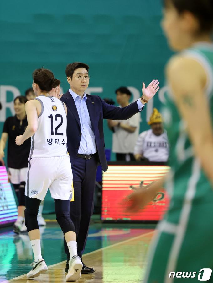 [사진] 선수들과 하이파이브 하는 김완수 감독
