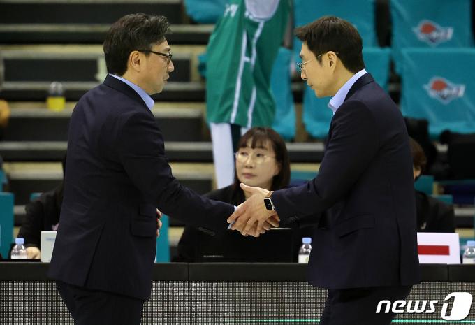 [사진] 악수 나누는 양 팀 감독